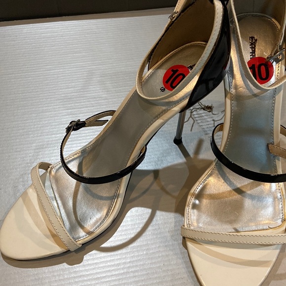 Black and White sandals - Picture 4 of 7